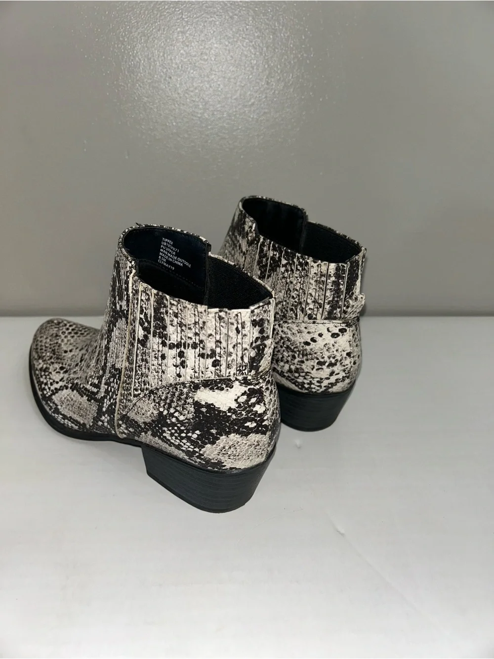 UNIONBAY Black and White Snake-Print Ankle Booties size 8.5